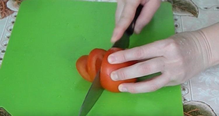 Cut the tomato into circles.