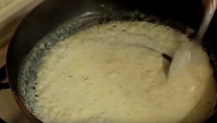 Hervir la salsa cremosa hasta que espese.
