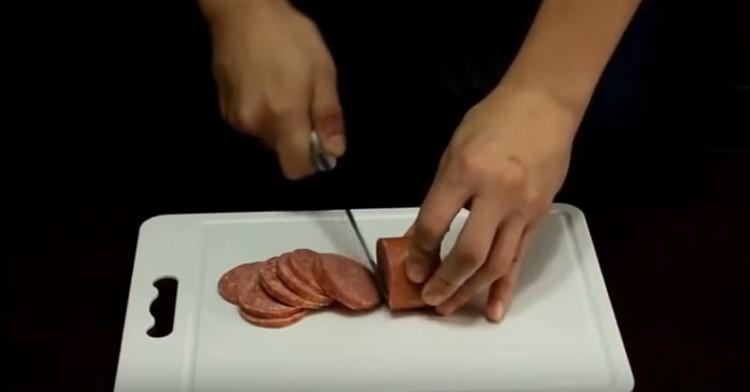 Cut the sausage into circles.