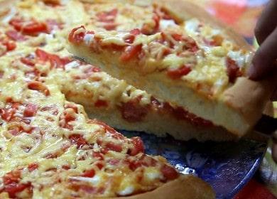 Mirisna pizza s kobasicom i sirom i rajčicom kod kuće: kuhamo prema receptu korak po korak s fotografijom.