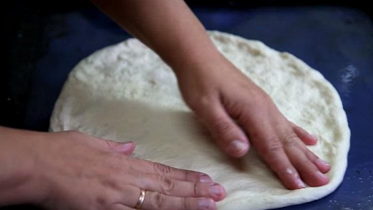 En divisant la pâte en 3 parties, chacune d’elles est alignée sur une plaque à pâtisserie huilée graissée.