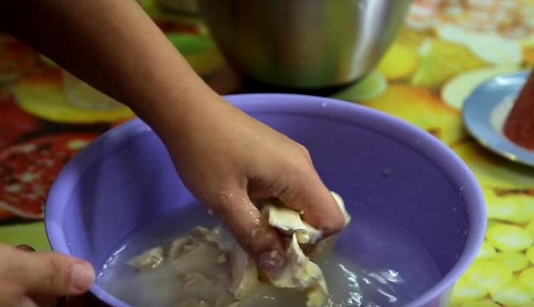 Combinez l'eau, la levure, la margarine, le sel et le sucre.