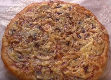 Pizza appétissante au poulet et aux champignons: cuisinez avec des photos étape par étape.