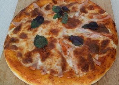 Ukusna pizza s mocarelom kod kuće: jednostavan recept s fotografijom.