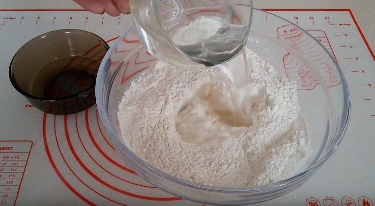 After mixing the dry ingredients, we introduce water, vegetable oil and knead the dough.