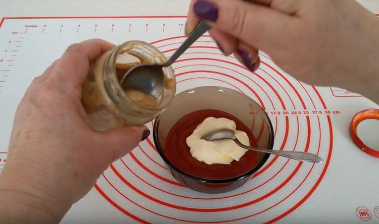To prepare the sauce we combine ketchup, mayonnaise and mustard.