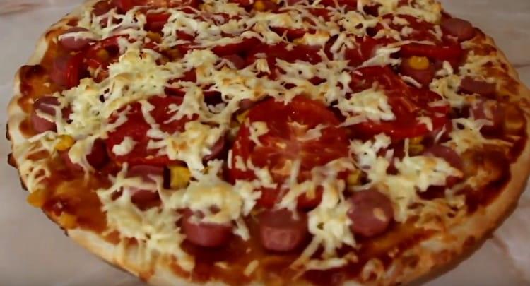 Une telle pizza aux saucisses plaira sûrement à votre famille.
