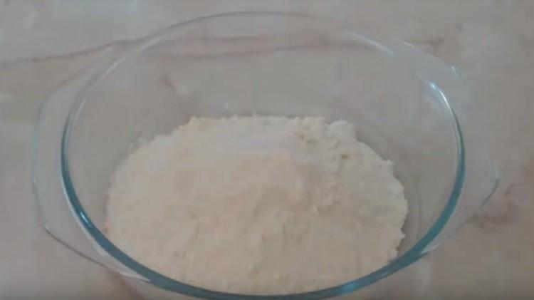 Ajouter le sel à la farine et mélanger.