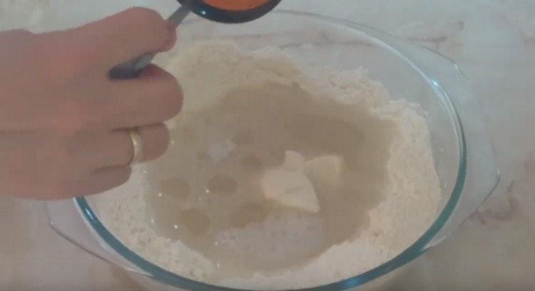 We introduce liquid components with yeast into the flour, mix.