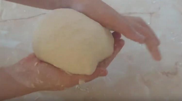 We transfer the mass to the working surface and knead with hands.