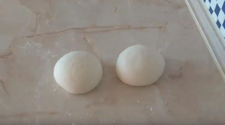 We divide the finished dough into two parts.