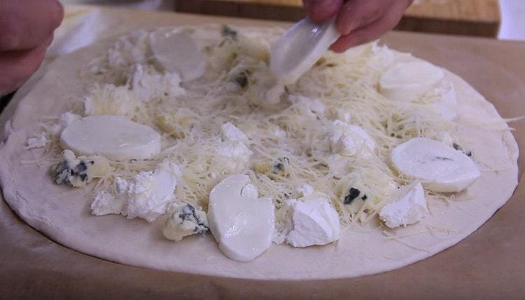 Ajouter les tranches de mozzarella et saupoudrer le tout de parmesan.