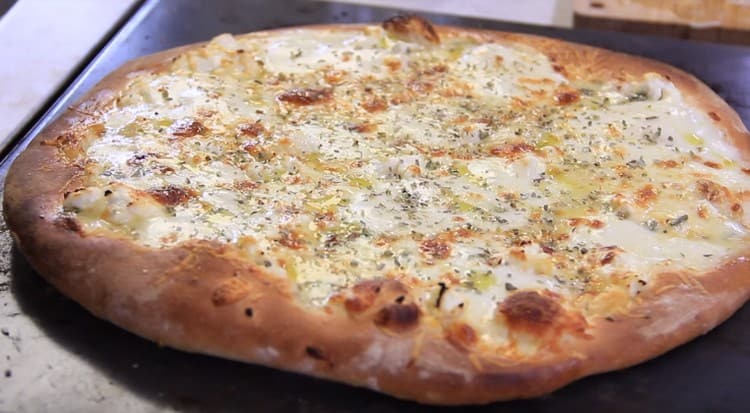 La pizza au fromage sera encore plus savoureuse si vous saupoudrez encore d'origan chaud.