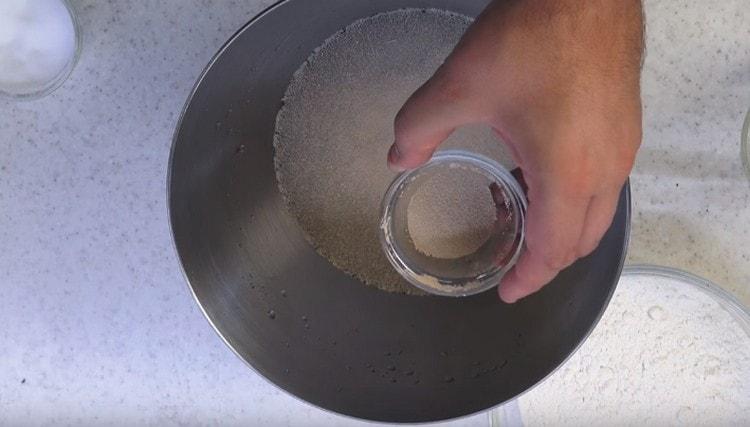 Otopite kvasac u toploj ode s dodatkom šećera i soli.