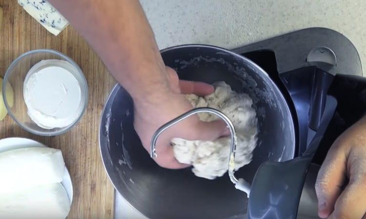 Mélanger la farine avec les composants liquides et pétrir la pâte.