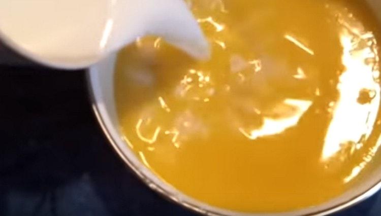 Ulijte smjesu kvasca u margarin.