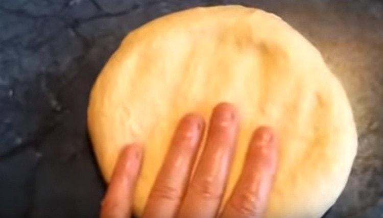 Lorsque la pâte est appropriée, déposez-la sur la surface de travail.