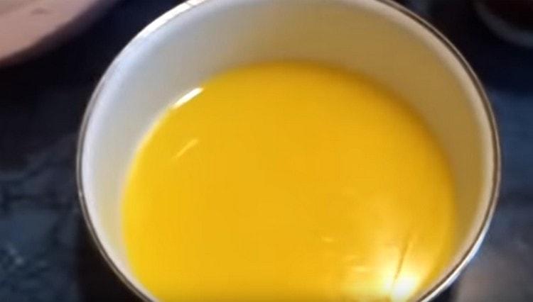 Faire fondre le beurre ou la margarine.