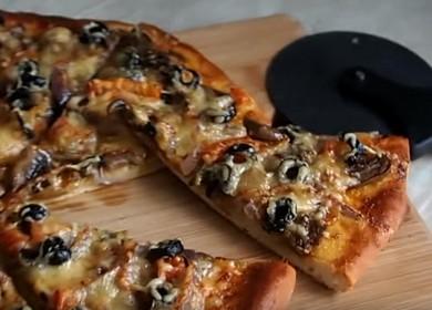 Pizza maison aux champignons parfumée: nous cuisinons selon la recette avec des photos étape par étape.
