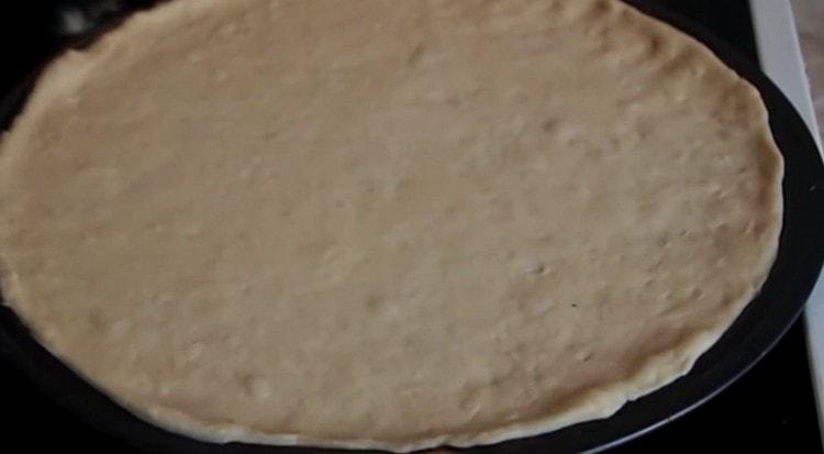 Abaisser la pâte et la niveler en une forme ronde.