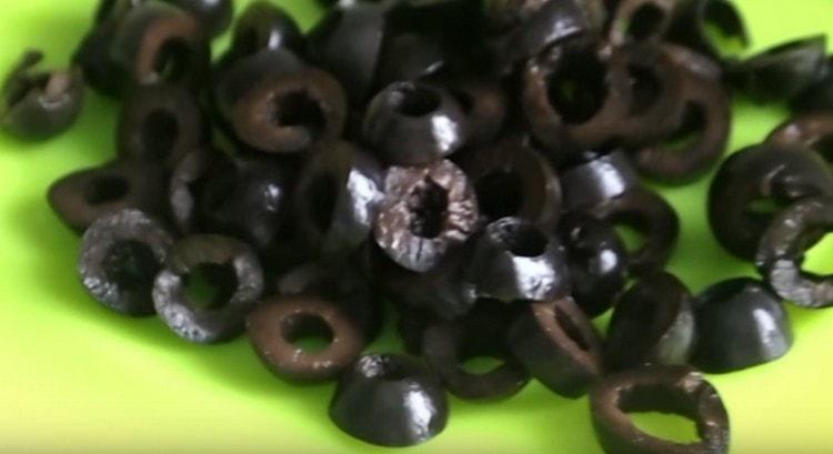 Cut olives into rings.