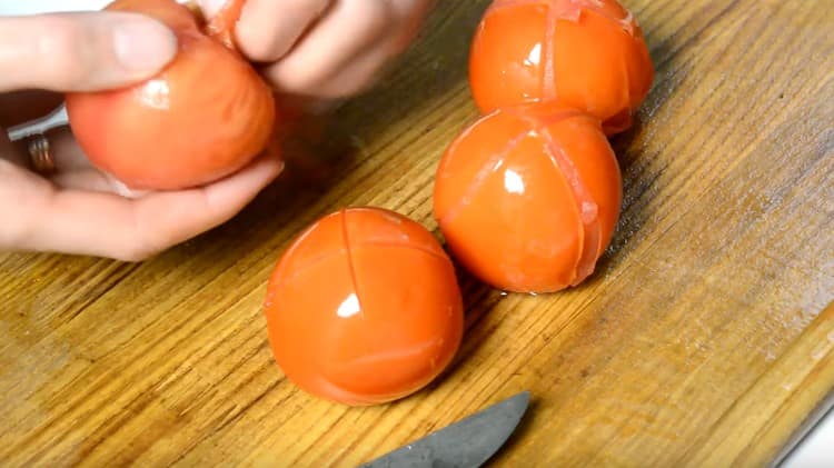 Sada lako ogulite rajčicu i narežite ih.
