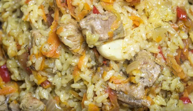 Como puede ver, la receta de pilaf en el horno no solo es simple, sino también conveniente.