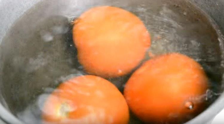 Having made cross-shaped incisions on the tomatoes, we spread them in boiling water.