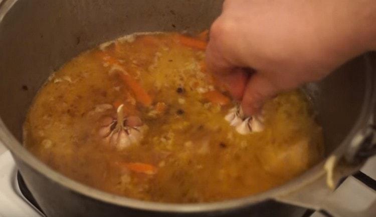 Nezabudnite do kotla vložiť 1 - 2 hlavy cesnaku vylúpané z šupiek.