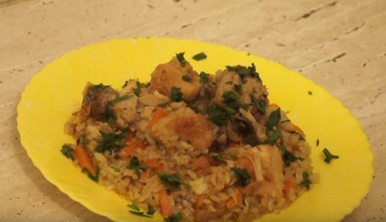 Comme vous pouvez le constater, le pilaf au four avec du poulet n’est pas pire que la recette classique.