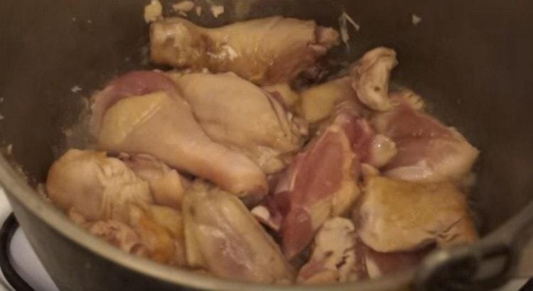 Komadiće piletine rasporedite na maslacu i pržite.