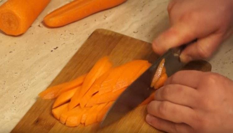 Cortar las zanahorias en palitos delgados.