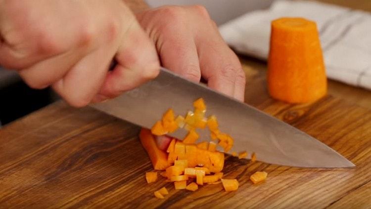 Couper les carottes en petits cubes.