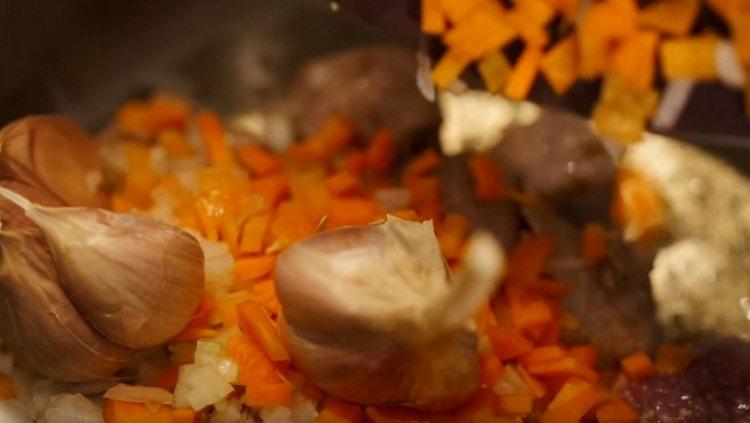 Ajouter les légumes préparés à la viande.