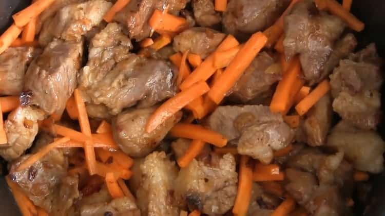 Selon la recette, cuire le pilaf dans une mijoteuse, cuire les carottes