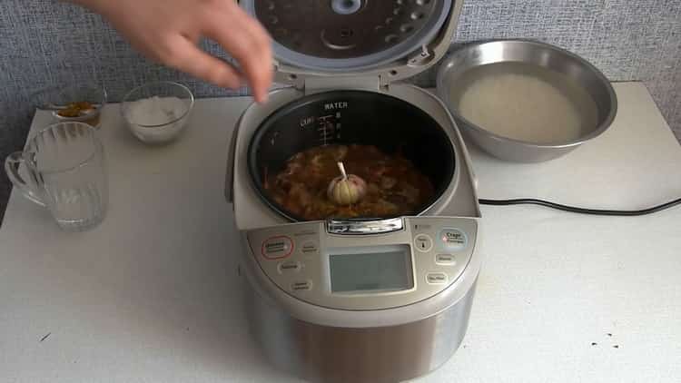 Según la receta, para la preparación de pilaf en una olla de cocción lenta, prepare los ingredientes.