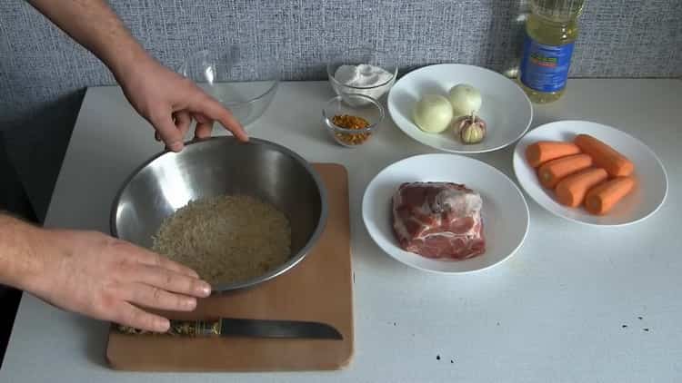 Según la receta, para cocinar el arroz en una olla de cocción lenta, lave el arroz.