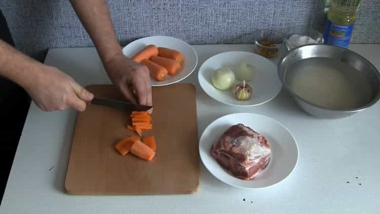 Prema receptu, za kuhanje pilafa u polaganom kuhaču narežite mrkvu