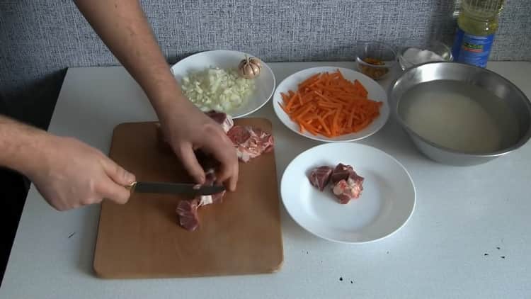 Prema receptu, da biste pilaf kuhali u polaganom kuhaču, režite meso