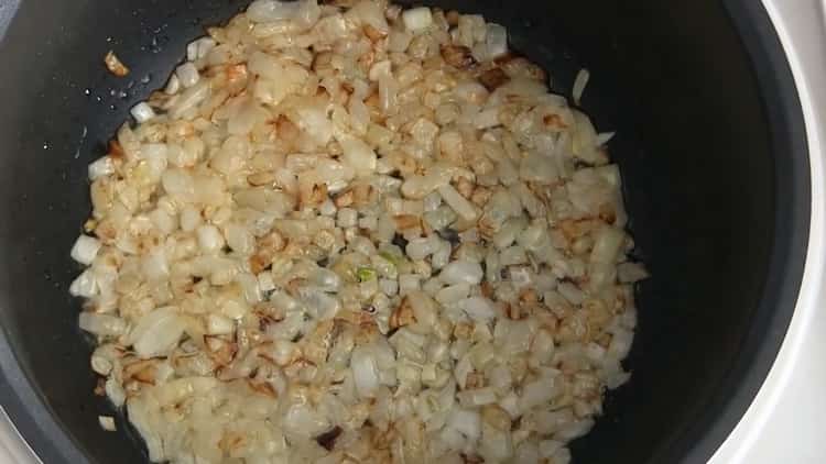 Ayon sa recipe, upang magluto ng pilaf sa isang mabagal na kusinilya, magprito ng mga sibuyas