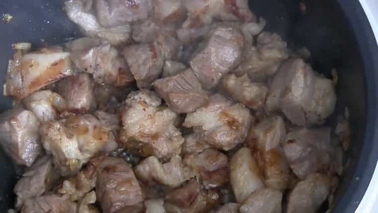 Ayon sa recipe, upang magluto ng pilaf sa isang mabagal na kusinilya, iprito ang karne