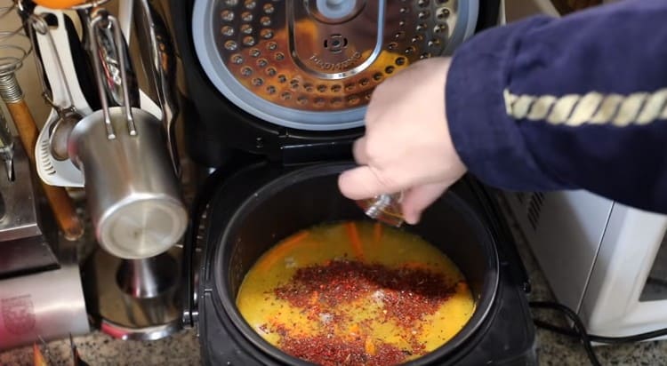 Pour water into the multicooker and pour spices for pilaf.
