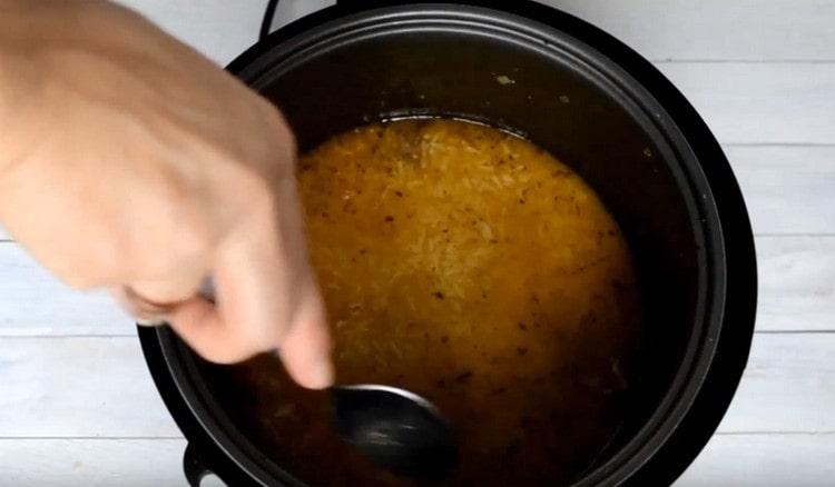 Mettez le riz dans une cocotte. l'eau devrait couvrir complètement.