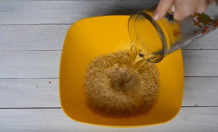 Rinse the rice well.