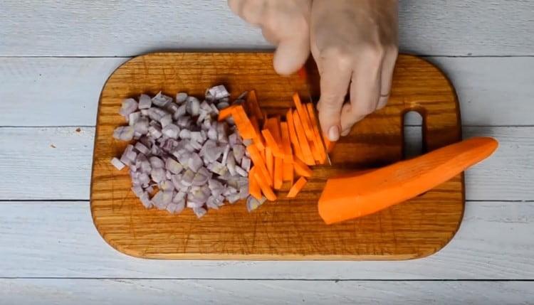 Picar cebollas y zanahorias.