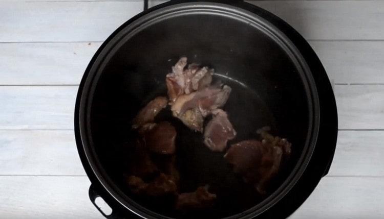 Tout d'abord, faites frire les morceaux de viande gras dans une mijoteuse.