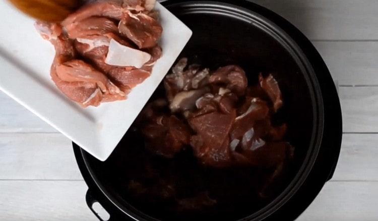 Ajoutez le reste de la viande, faites-les frire jusqu'à ce qu'ils soient dorés.