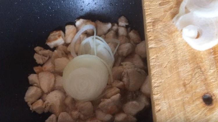 Ajoutez les rondelles d'oignon hachées à la viande.