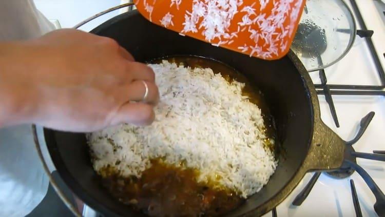 Unte el arroz de manera uniforme sobre la carne con las verduras.