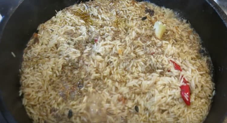 Cocinar pilaf debajo de la tapa.